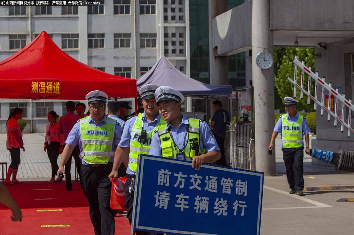      山西省运城市稷山县稷王中学考点外，公安交警干警、县医院医护人员到岗进行实地布防，确保高考期间无安全隐患。（山西新闻网特约摄影师：杨德新）