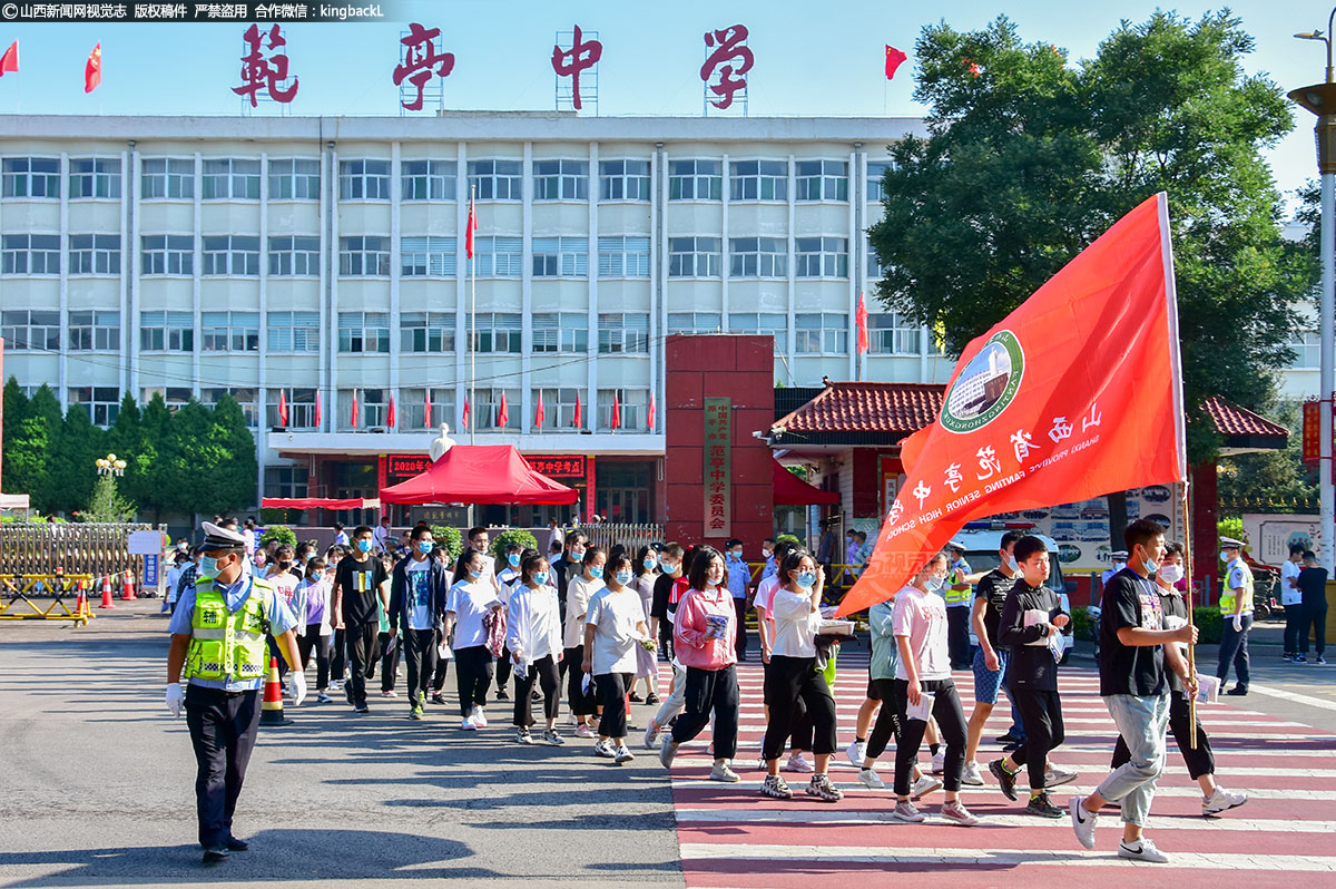      山西省原平市范亭中学考生转场考试。（山西新闻网特约摄影师：赵江华）