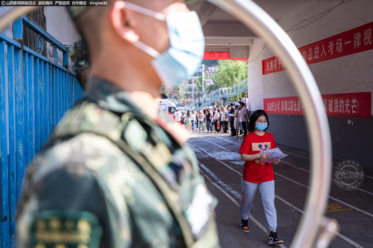      山西省吕梁市离石区东关小学考点，考生正在有序进入考场。（山西新闻网特约摄影师：冯帅）