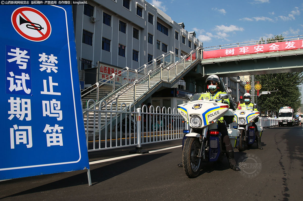      山西省吕梁市离石区东关小学考点旁，骑警在流动执勤。（山西新闻网特约摄影师：吴继才）