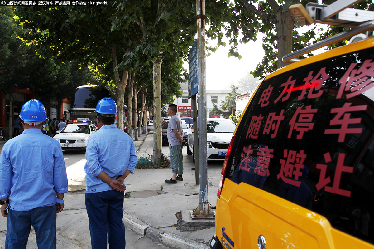      山西省运城市垣曲县垣曲中学外围，县公安、交警、应急、医护、电力等相关部门，为高考护航。（山西新闻网特约摄影师：谢东旭）