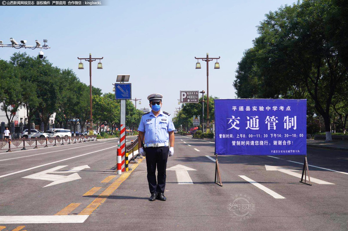      山西省晋中市平遥县实验中学考点，交警正在考点门口执勤。（山西新闻网特约摄影师：雷岩峰）