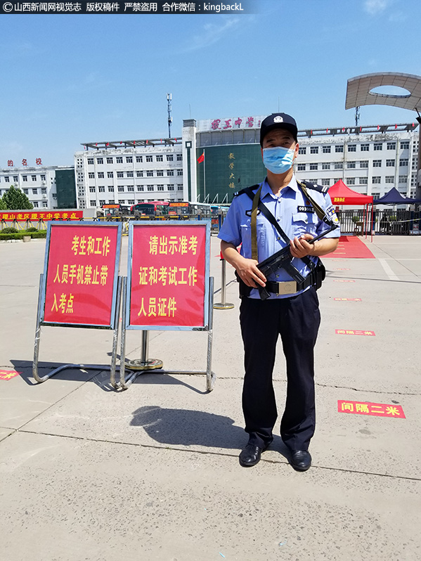      山西省运城市稷山县稷王中学考场外，公安干警在门口执勤。（山西新闻网特约摄影师：史云平）