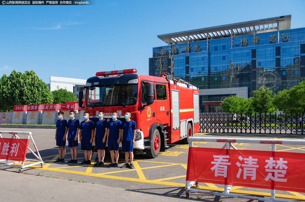      山西省临汾市蒲县高级中学考点，消防官兵在考点外执勤。（山西新闻网特约摄影师：亢建华）