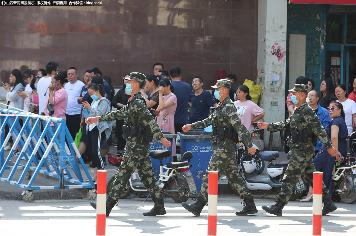      山西省吕梁市文水县城镇中学考点，武警为考生们保驾护航。（山西新闻网特约摄影师：韩建武）