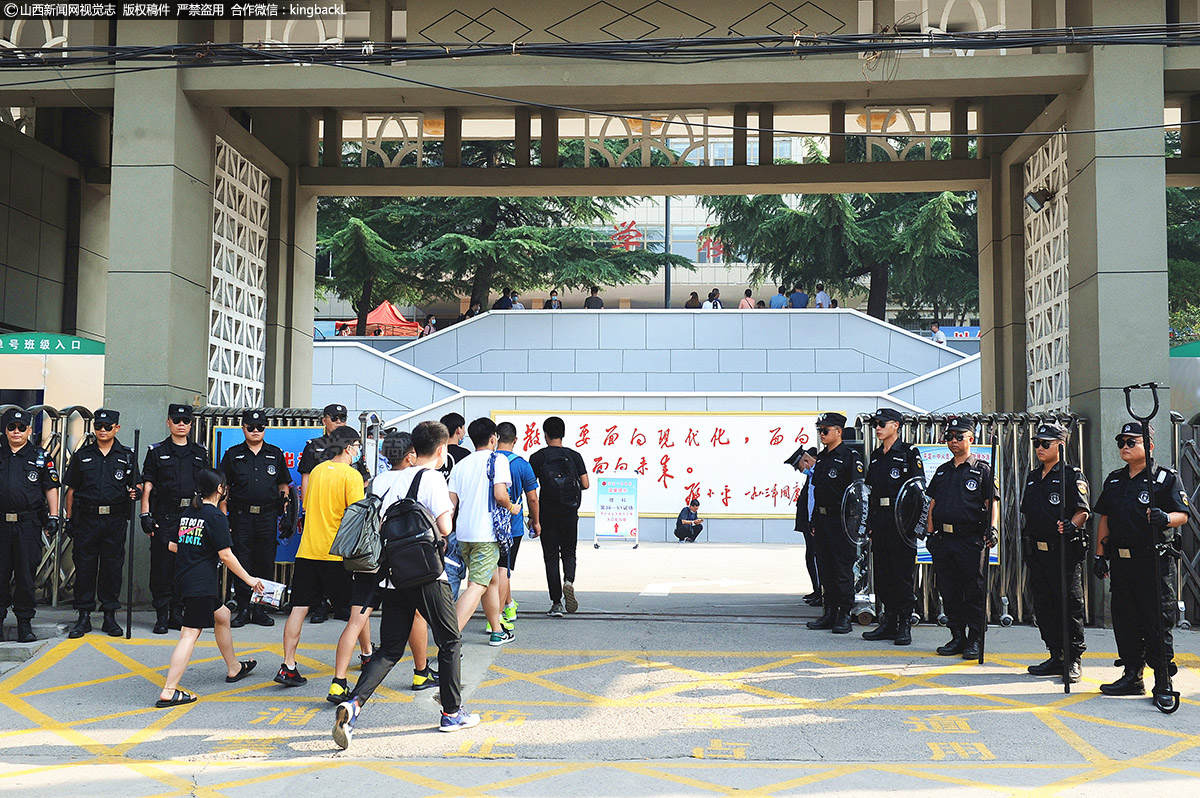      山西省阳泉市平定一中考点，特勤队员为考生保驾护航。（山西新闻网特约摄影师：李清珍）