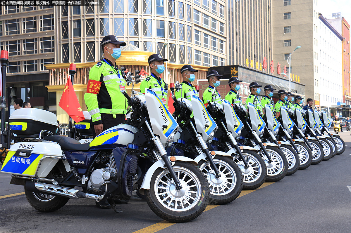      山西省吕梁市离石交警为高考保驾护航。（山西新闻网特约摄影师：任建宇）