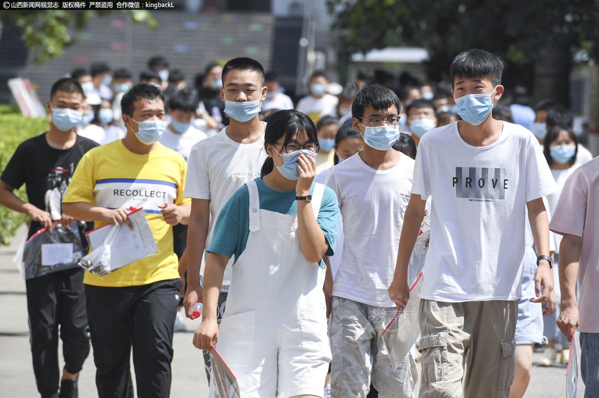      山西省临汾市三中考点考生走出现场。（山西新闻网特约摄影师：张蕴强）