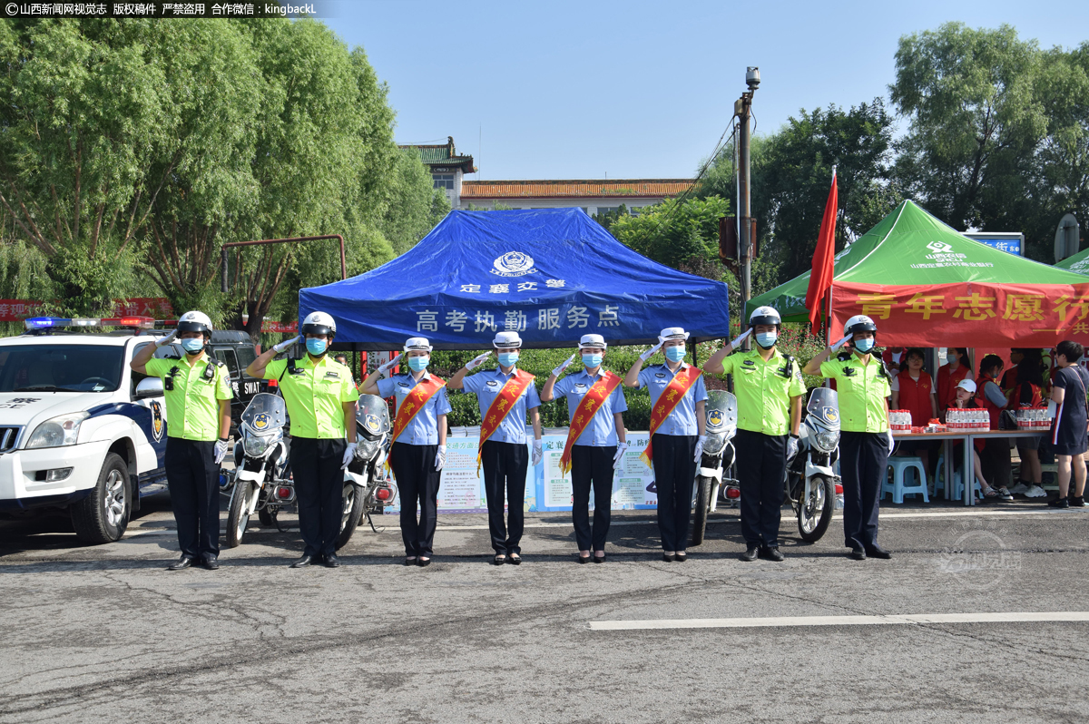      山西省忻州市定襄中学考点，交警为考生护航。（山西新闻网特约摄影师：赵延军）