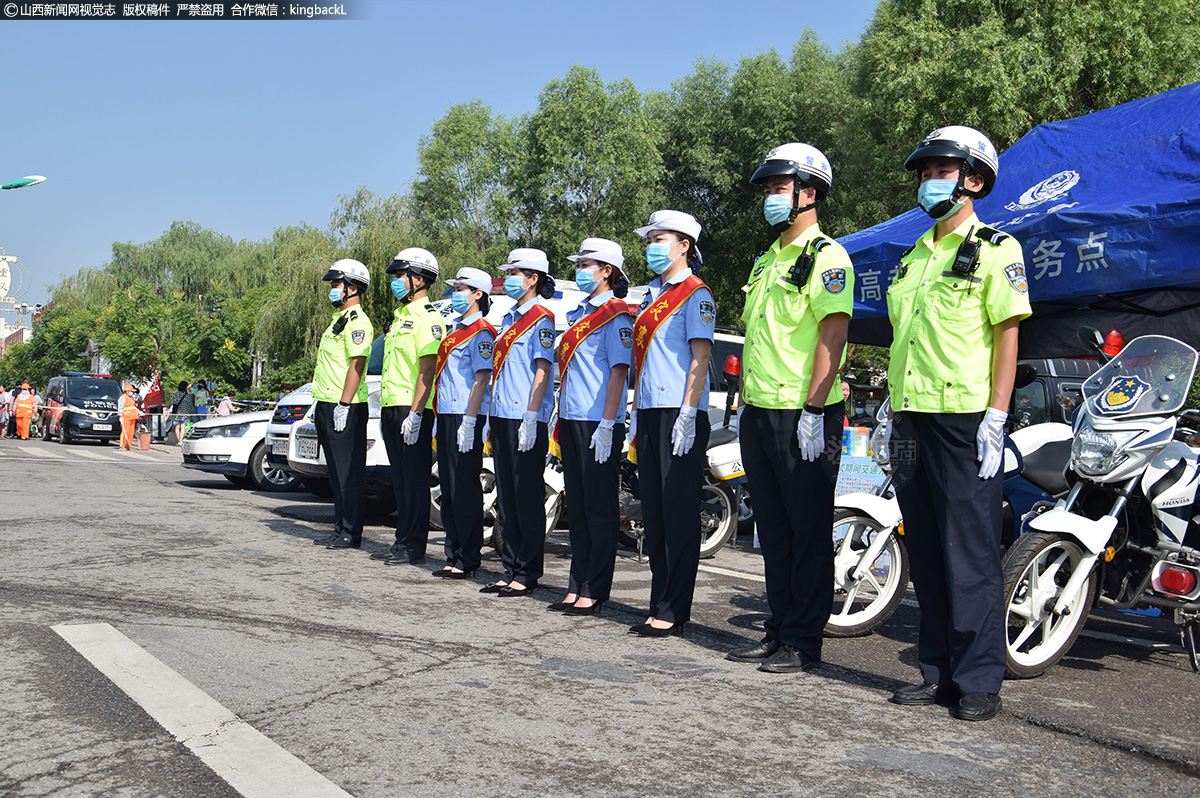      山西省忻州市定襄中学考点，交警为高考学生保驾护航。（山西新闻网特约摄影师：班建勇）