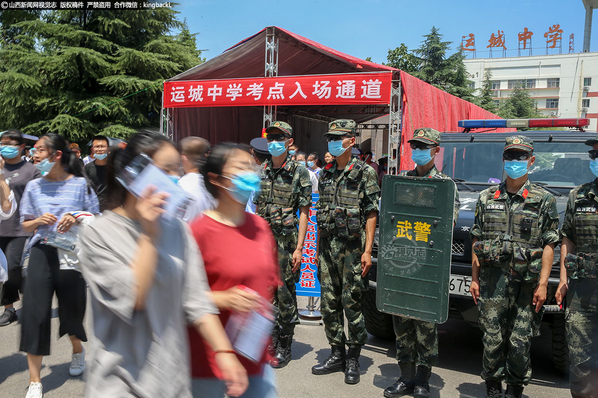      山西省运城中学考点，武警为高考保驾护航。（山西新闻网特约摄影师：陈卫）