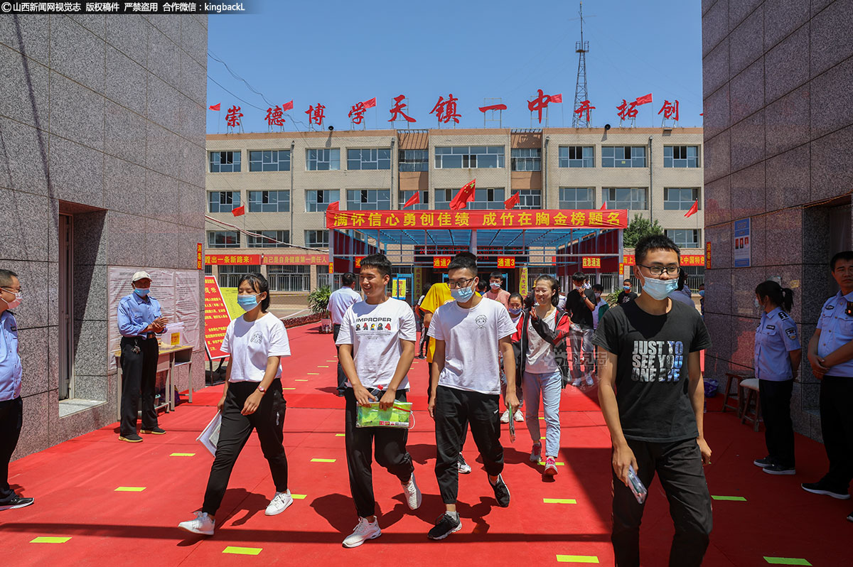      山西省天镇一中，首场考试结束，学生走出考场。（山西新闻网特约摄影师：左海）