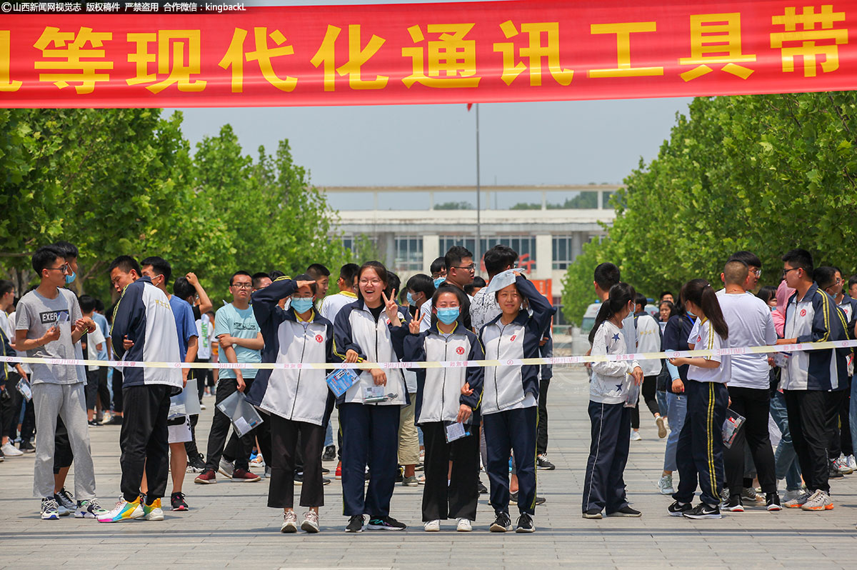      山西省武乡中学考点考生结束首场科目考试有序离场。（山西新闻网特约摄影师：李勇）