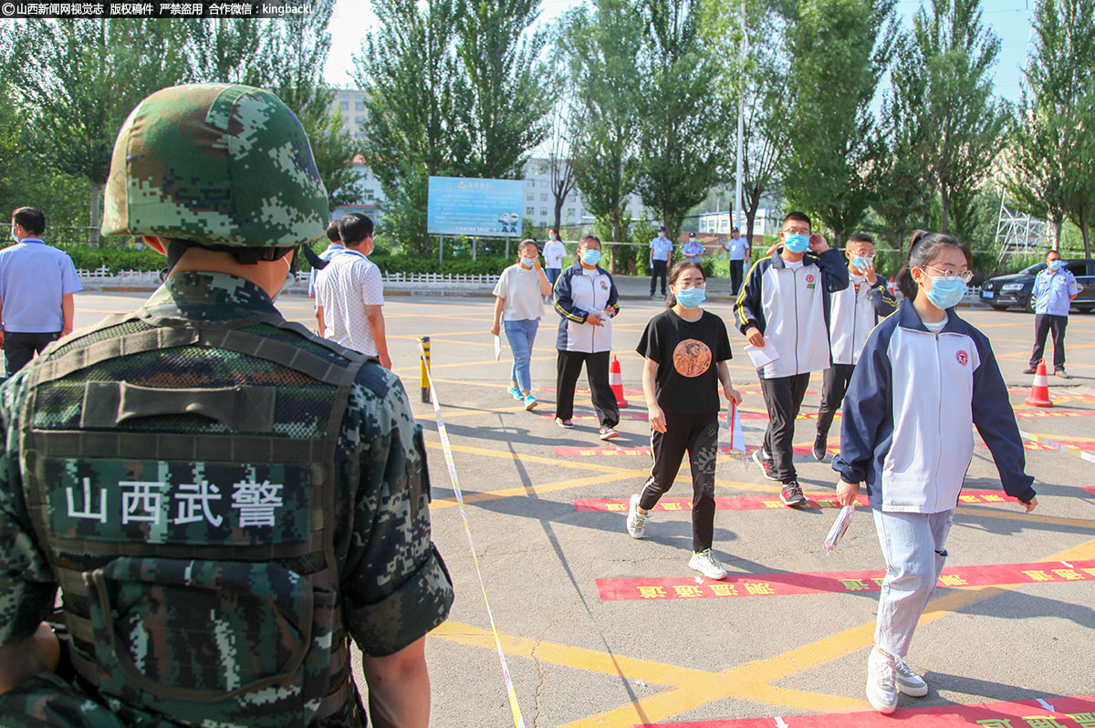      山西省武乡中学考点，武警为高考保驾护航。（山西新闻网特约摄影师：李勇）