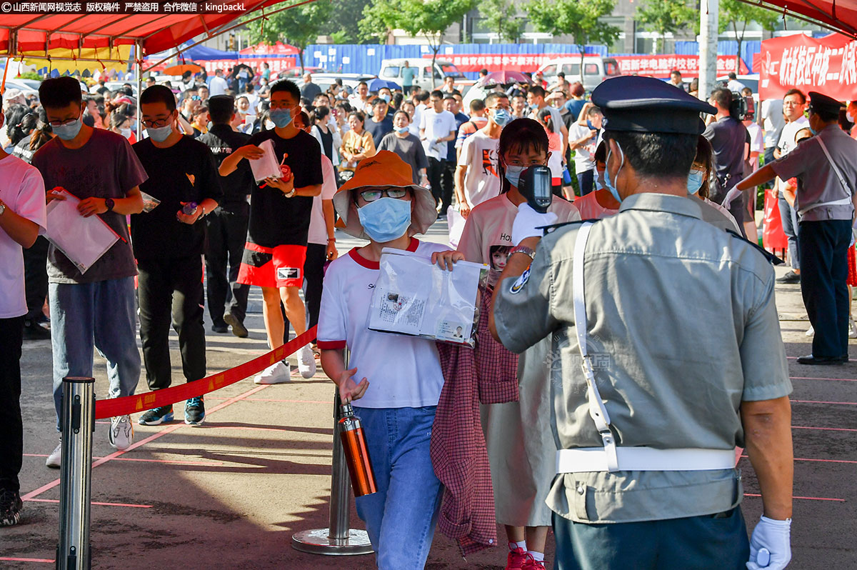      山西省临汾市第一中学校考点，学生依次进入考场。（山西新闻网特约摄影师：苏亚兵）