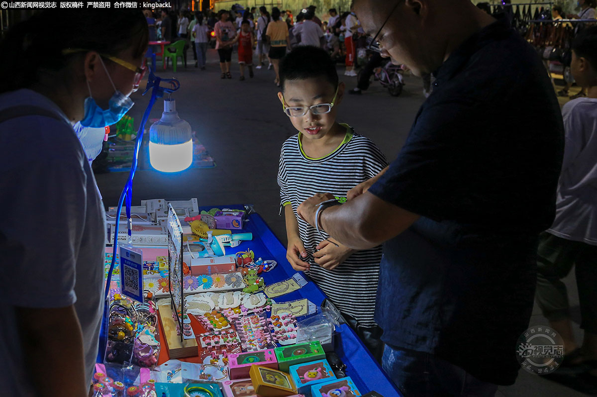      网红街上摆着各种各样的商品，有古玩、电子产品、包包、化妆品……这些商品价钱相对便宜，只要仔细挑选一定能淘到心仪的东西。