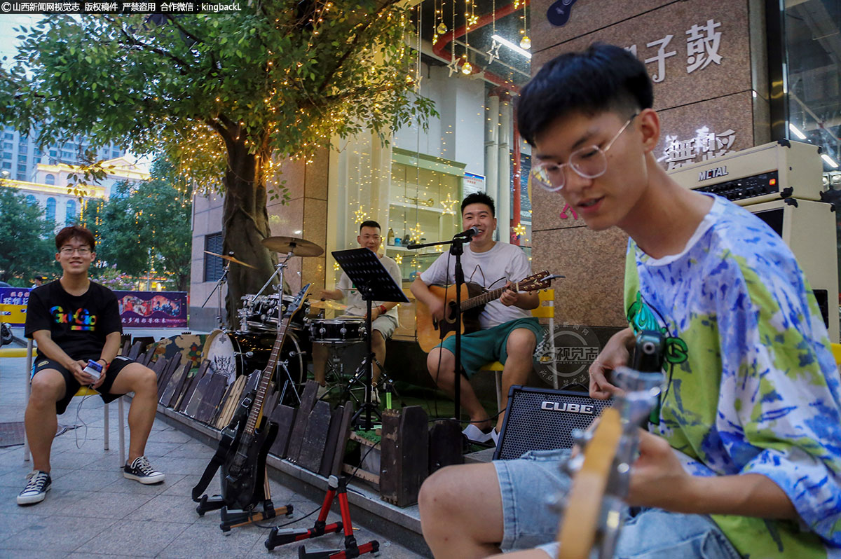      在小镇街上，几乎每天晚上都会有几个年轻人边弹吉他边演奏歌曲，一首首流行经典或一句句原创民谣，讲述着青春的故事，为夜生活增添了别样风景线。