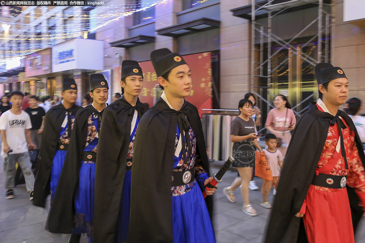      当然，市民和游客除了逛夜市摊位外，还能欣赏到精彩的文艺节目，看到街上穿着古装的年轻人们，穿梭在熙熙攘攘的人群中，让人恍惚间以为他们是“穿越”而来。