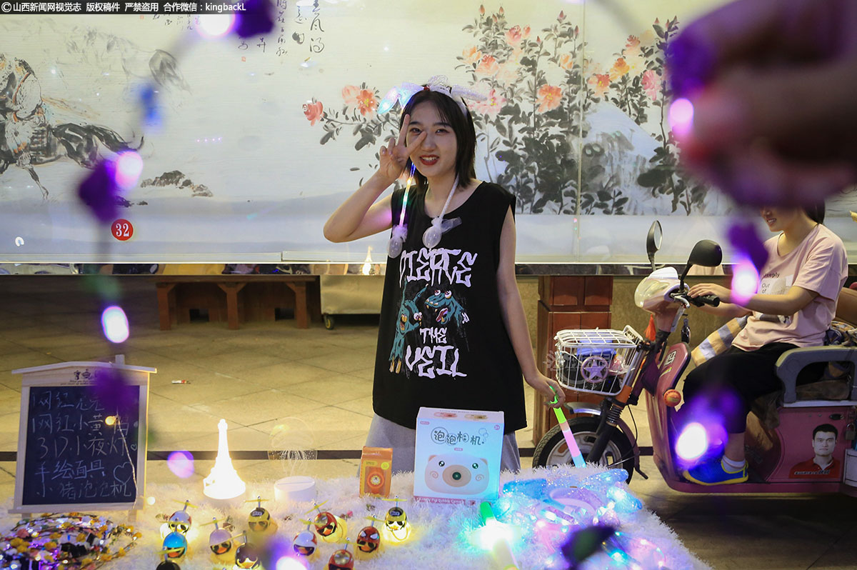      夜市中，有不少年轻人在摆摊位，他们也不急于向游客销售自己的商品，大声叫嚣，而是悠闲地享受这种生活，或许卖东西只是一个附属，他们乐于享受其中，他们都有着自己的故事和梦想，这些年轻人，就是为了今后的创业做准备，为了今后做生意而学习经验，为了走上不平凡的路。