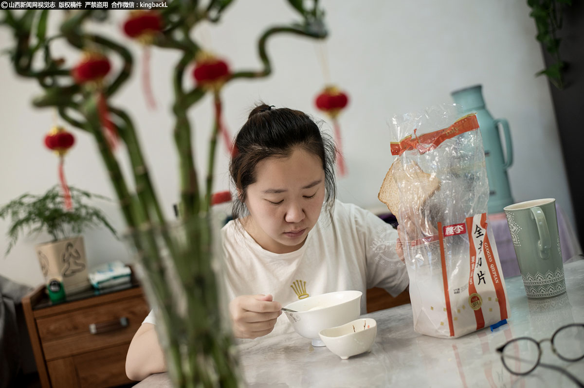      简单的早餐，需要支撑八小时的能量损耗，由于长期饮食不规律，胃病是她与同事永不过时的共同话题。清晨时光飞速流逝，她机械地洗漱用餐，转眼就到了出门时间。