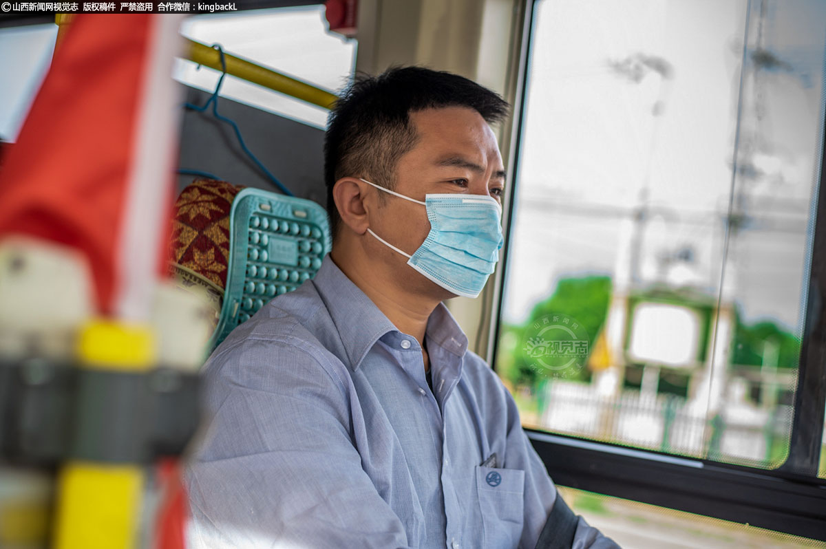      车厢是她的另一个家，司机张师傅也是最熟悉的亲人。乘务员的职责不仅是售票和清洁车厢卫生，更重要的是负责本车的安保工作。自从重庆公交车坠江事故发生以后，雯琪一度很紧张，驾驶位旁边的栏杆，是她守护的底线。