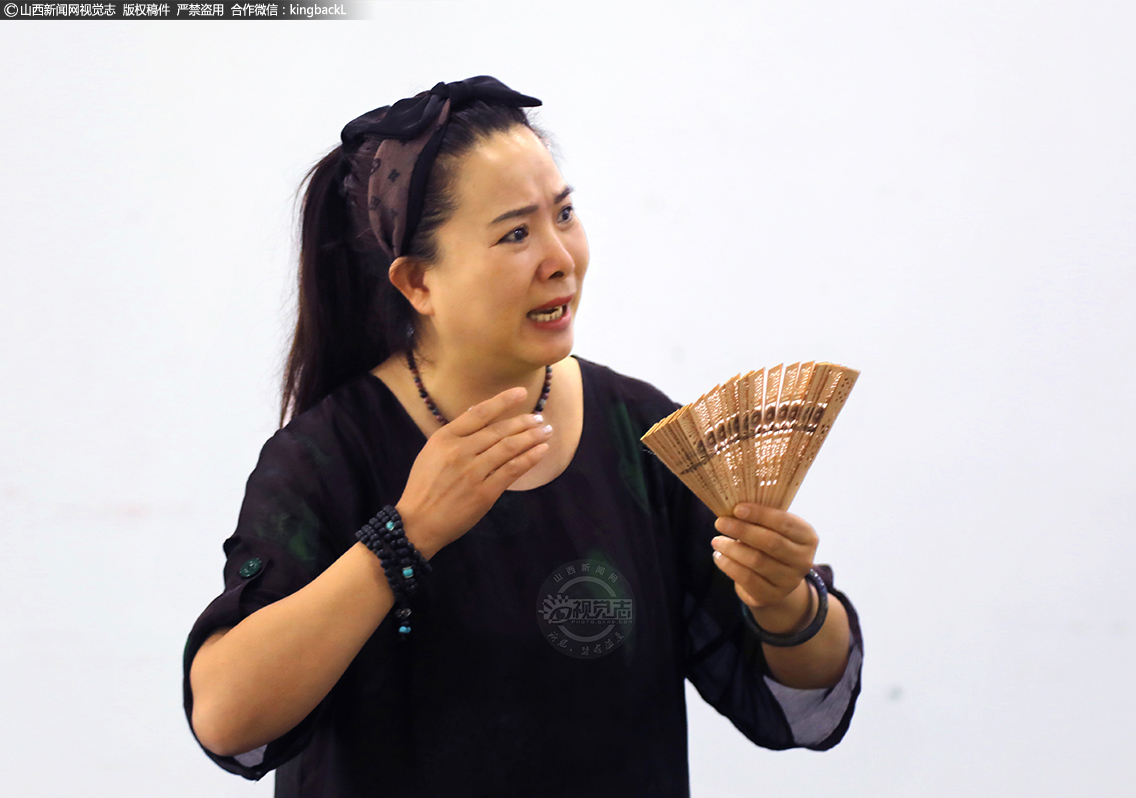      王春梅是国家一级演员，梨园擂台赛专业的总擂主，同时也是实力派小旦演员。她扮相俊俏，唱腔优美动听，表演细腻大方，不少观众都喜欢她的唱腔。图为她扮演的是现代戏《高君宇与石评梅》戏中的石评梅。