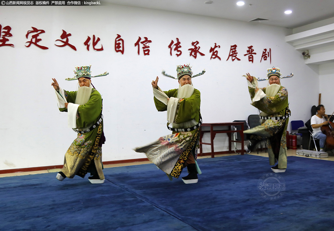      《徐策跑城》是晋剧表演老艺术家武忠的传承戏。弟子们合伙表演“跑城”一折老生戏，其中“耍帽翅”和“髯口功”都需要演员们不断练习才能熟练自如。稳妥的台步，大方的表演，帽翅、髯口在表演中恰到好处。