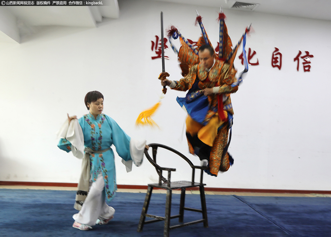      王日飞是个专攻武生的演员。《伐子都》《皇逼宫》是他的代表剧目。他从小练就了一身好功夫，在舞台上表演大方独特，扮相英俊爽朗，成为现在晋剧舞台上武生行出色的优秀演员。在剧目《皇逼宫》中，王日飞扮演姬寤生，脚穿厚底靴跳跃到椅子上，再跳到椅子单棍扶手上然后单脚站立，再用左手搬起左腿180度直立，高难度的动作使观众也要为他捏一把汗。