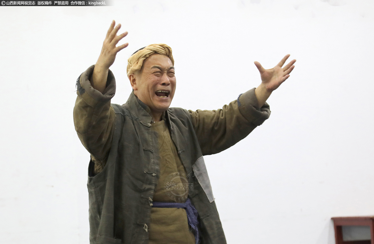      牛建伟是国家一级演员，在剧目《上马街》中，他扮演车五儿，把解放前的太原人车五儿刻画的活灵活现。天气炎热，但他仍穿戴好演出的衣服，其敬业程度可见一斑。