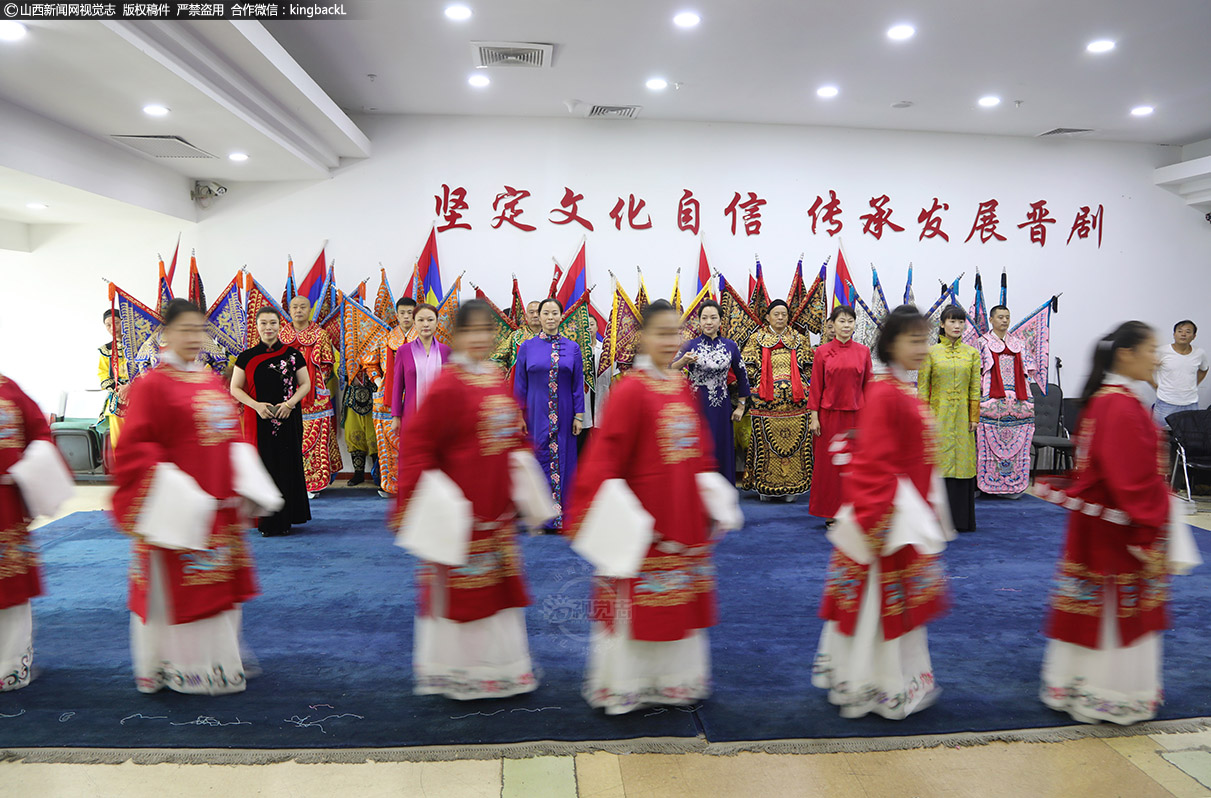      我们在舞台上看到演员们的每一次表演，都是他们在排练场下经过不断彩排练习的最终结果，每一种特技，演员都要下功夫苦练才能在台上表演，并非一朝一夕一蹴而成。排练场上见功夫，不仅让我们看到老演员们宝刀未老，也看见了新一代演员们的成长。