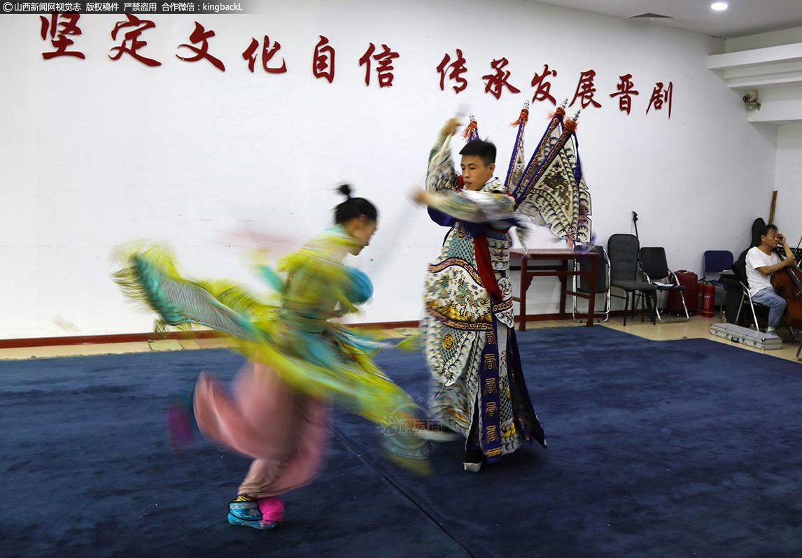      年轻优秀的刀马旦演员赵雯和优秀武生演员郝鹏伟，正在配合打戏，他们配合默契，动作干净利落，把戏剧武打精品呈现给观众，这也是戏剧表演中常见的“搅奔子”。
