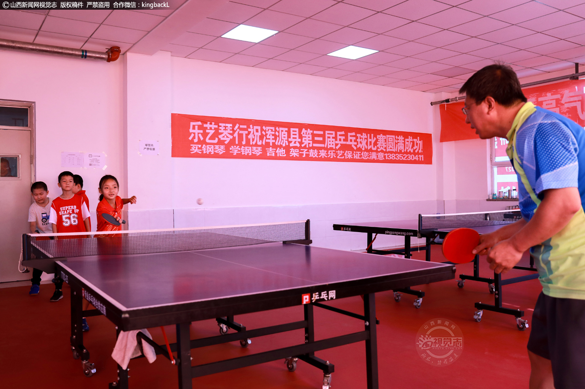     三年前加入张利老师团队的孩子，如今已长成大孩子了，球技也随着年龄的增长到达了一定的高度，正手攻球、反手拧拉、上弦、下弦、搓球等一系列动作都十分到位。张老师正在酝酿着下一个计划，带着孩子们参加年前市里举办的比赛，孩子们也都盼着一展伸手。