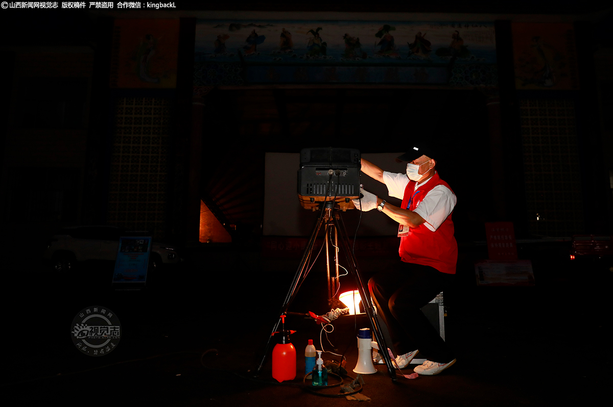      在电影复工复映的同时，疫情防控工作也毫不松懈，电影放映队配备有酒精、口罩、电子体温计等防控物资，电影放映前，对所有放映设备都进行消毒处理。