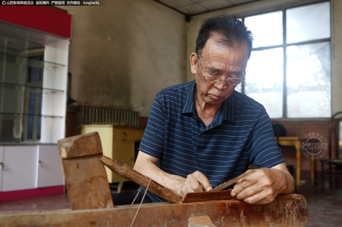      南辛店村做梳子距今已有四五百年的历史。现在手艺制作人普遍年事已高，年轻人对传统工艺不感兴趣，木梳制作手艺传承困难，制作行业日益萎缩，行业经营十分困难，制作技艺面临失传。师贵生老人看在眼里，痛在心里：“如果在我们这代人手上把南辛店手工木梳制作的传统技艺丢失了，将是最大的遗憾，首先对不起老艺人。”