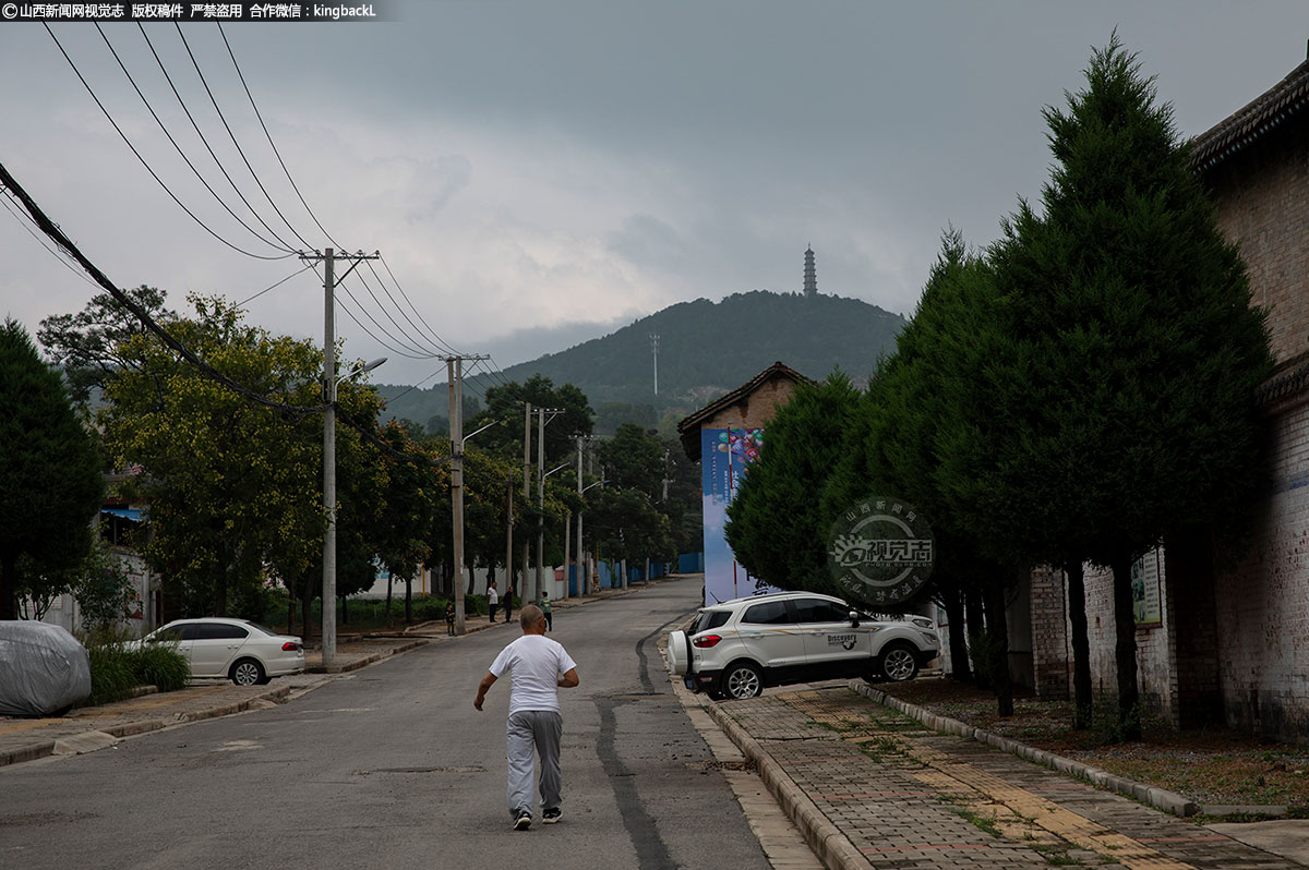      这是位于山西省长治市太行山腹地，塔岭山脚下的南石槽村。每天清晨5点多，这条村道上就会出现一位徒步老人的身影。这位年逾古稀之人每天迈着矫健有力的步伐，坚持锻炼两个小时左右。（■山西新闻网特约摄影师：南志平）