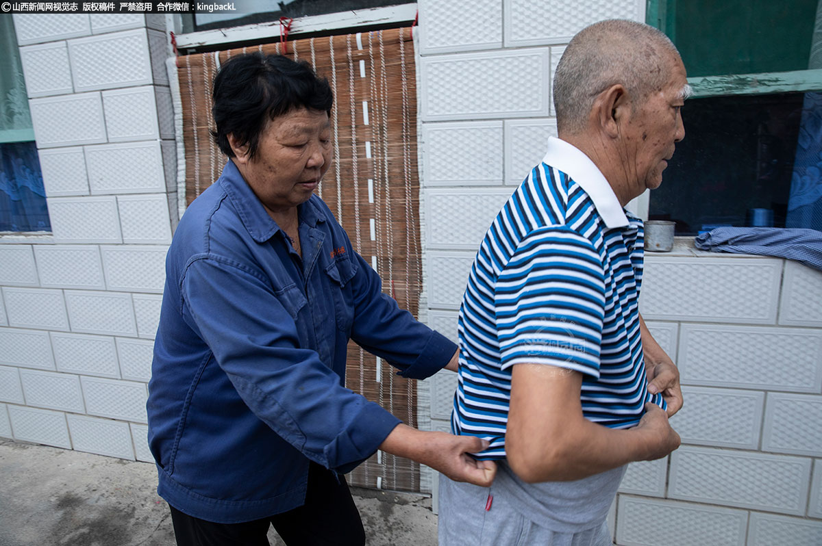      原开心的老伴姓张，仅小他一岁，勤快精干、热情贤惠。生活上根本不用他操心，老伴在方方面面都照顾的他服服帖帖。
