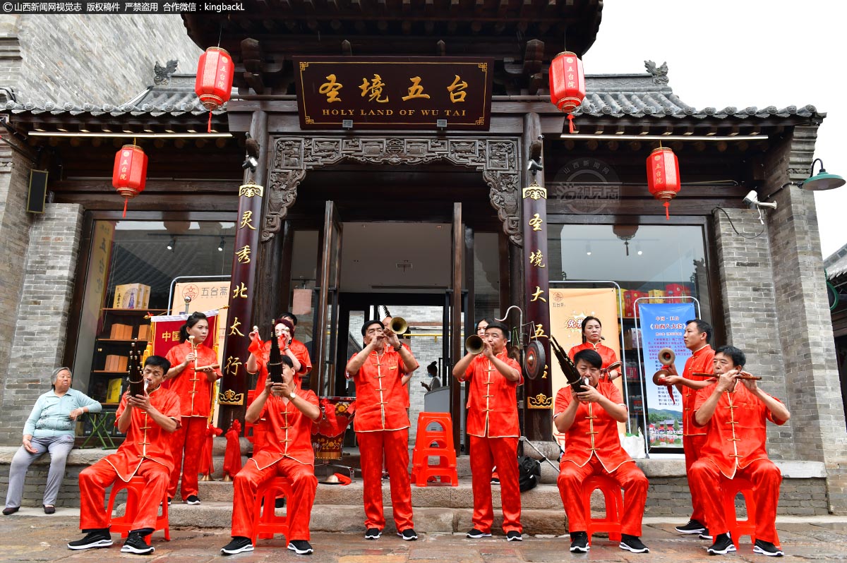      五台八大套是五台山寺庙音乐器乐曲的一部分，也是器乐曲中最完整的一部分，常在禅门佛事赞偈仪式中演奏。是与西安鼓乐、北京智化寺音乐齐名的中国古老的乐种之一，是活着的“音乐化石”。（■山西新闻网特约摄影师：卢俊华）
