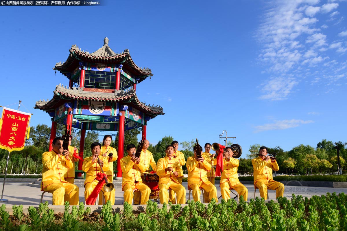      八大套曲开始学习时一律用工尺谱，牛玉堂说：“工尺谱没谱子，就是点几个点点，你还得拿着调背。”这样传统的学习方式十分考验人的耐性和毅力，但也激发起了牛玉堂要吹奏好的决心。