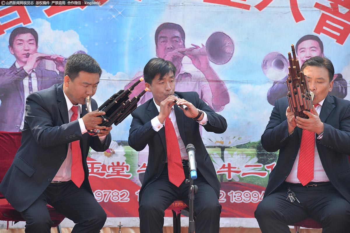      现在，牛玉堂的牛家班大部分是家里人演奏，全家齐上阵，牛家班也成为当地五台八大套有名的演奏团，根据演奏的场景不同，他们穿的演出服也不同。（左一为牛玉堂大儿子，中间为二儿子）