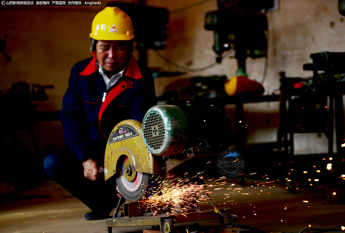      2010年，他曾把家搬进了车间，和技术工人吃住在一起，并自己租地进行试验，潜心研制铺膜施肥精量播种机。经过无数次的重复和失败，一台具有划时代意义的铺膜施肥精量播种机终于研制成功。能同时完成刮土整地、镇压、开沟、沟施底肥、铺膜、压膜覆土、膜上打孔、精量点播、穴式或条式覆土等多项复式作业的农机一上市，就受到了农民朋友的欢迎。
