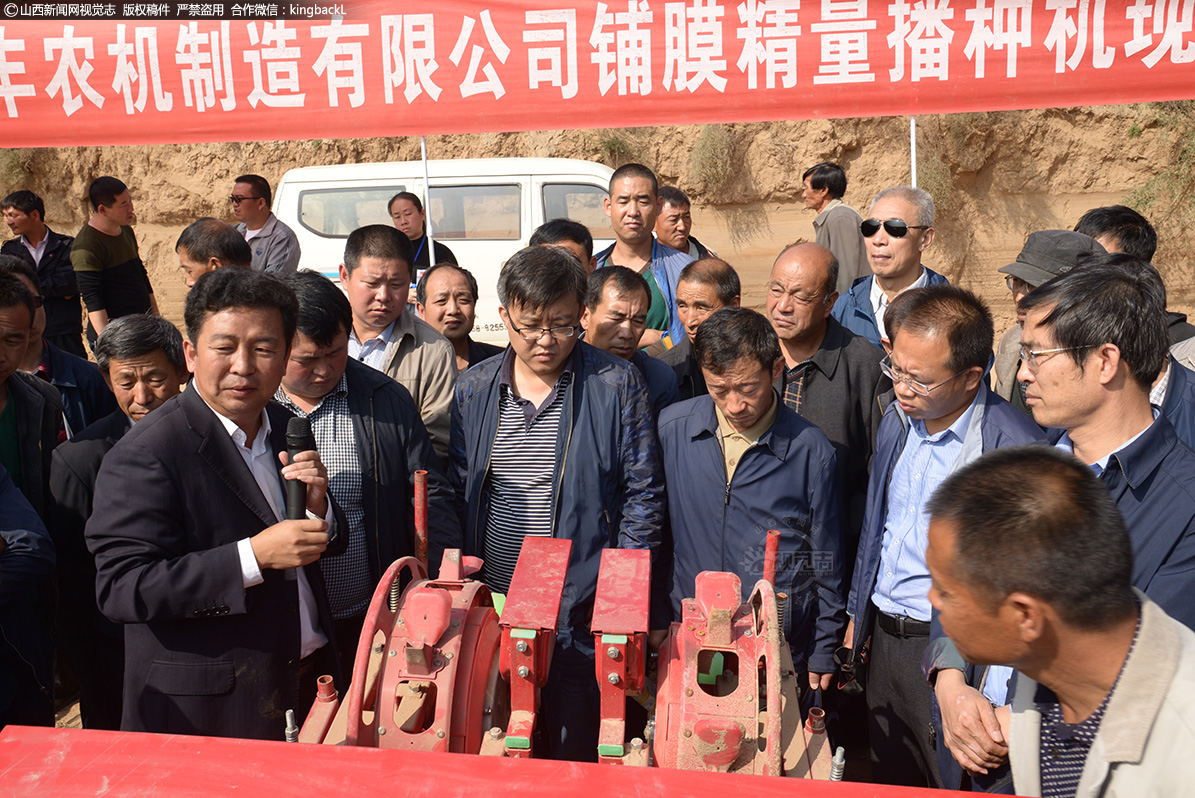      30年来，为推广农业科技知识，谢建华风里来，雨里去，每年有200多天奔波在乡下，骑坏了一辆自行车，3辆摩托车。在农家小院，田间地头举办过数百场讲座，听过他课的农民少说也有5万人。