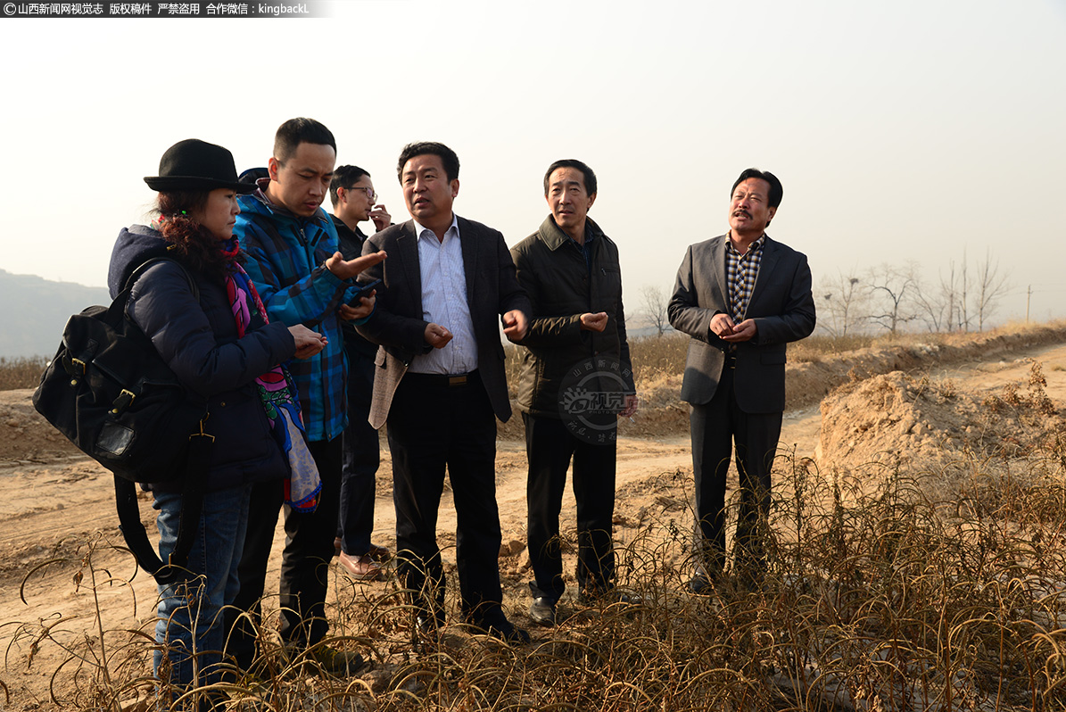      贫困村、贫困户，农业科技园区、特色种植基地，到处可以看见他忙碌的身影。他走村串户，深入田间地头，传播新信息、讲授新技术，先后主持举办培训活动30余次，编发技术资料1万多份，通过县电视台的农业科技栏目举办科技讲座8期次，受益群众10万人次。