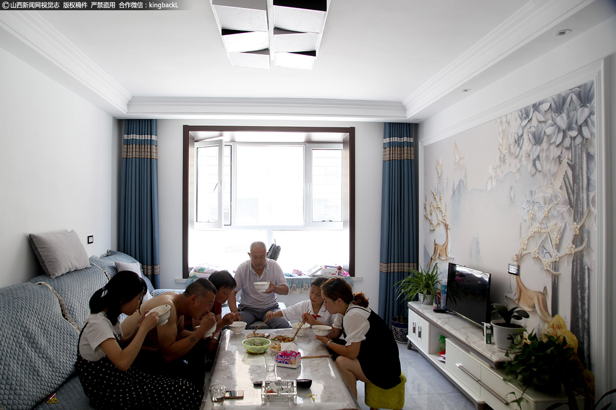      这是谭丽波在县城的家，疫情期间，他的父母也来家里住了许多日子，其实两个老人就是来帮他们带孩子。老人嘴上虽然不这么说，但是从内心想帮助这夫妻二人。 