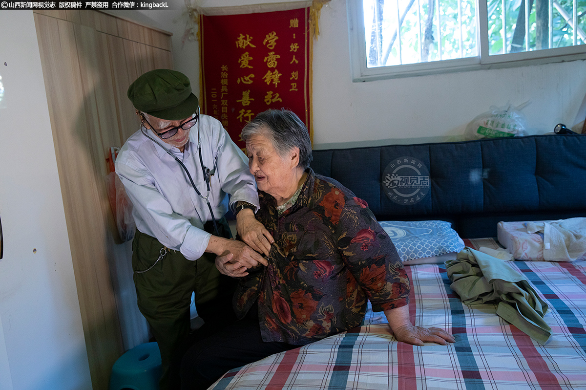      多年的职业习惯以及对爱人的关心，他经常给老伴检查心脉等。刘老是医生，生活上也没有什么不良嗜好，又勤于运动，身体也就没有什么基础病，偶尔吃些健康血管方面的预防药品。
