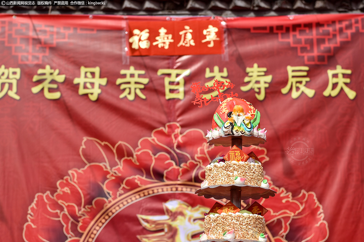      1936年，老人16岁，出嫁前还没有穿过棉裤，饥寒交迫，那个年代家里也没有环境让她上学，学习知识。1937年到1942年，正是养儿育女时，适逢日本全面侵华，老百姓们东躲西藏，因为战争，老人的第一个老伴在外打仗去世了，老夫人自然是苦不堪言。