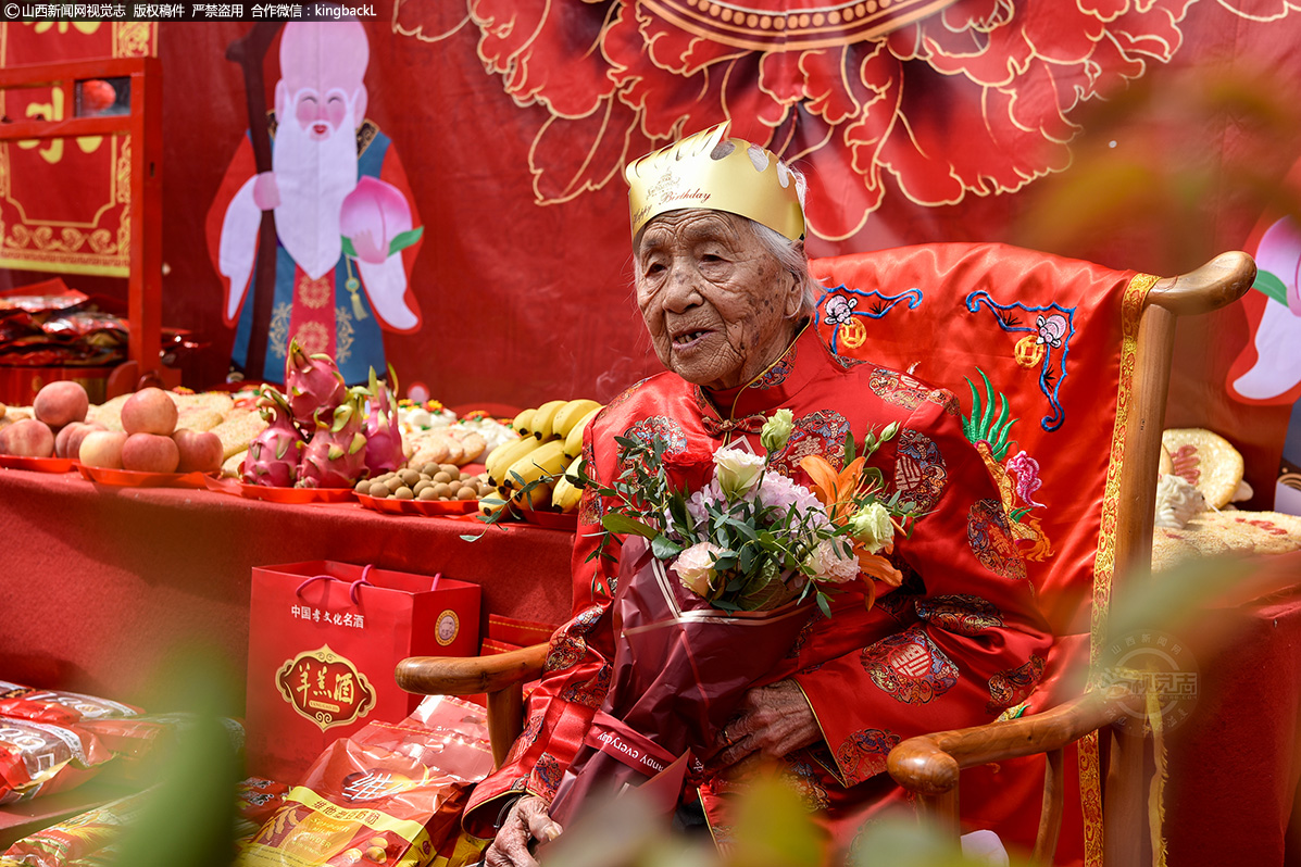      俗话说“家有一老，如有一宝”，上百岁的老人，对于一个家庭来说，更是无价之宝。9月5日，山西孝义吕居堡村的张氏夫人白玉贞迎来100岁生日。当天，农家小院张灯结彩，94岁的妹妹和老人家的儿孙们一同前来，五世同堂共贺老人期颐之喜。（■本期摄影：孙燕 马亮亮）