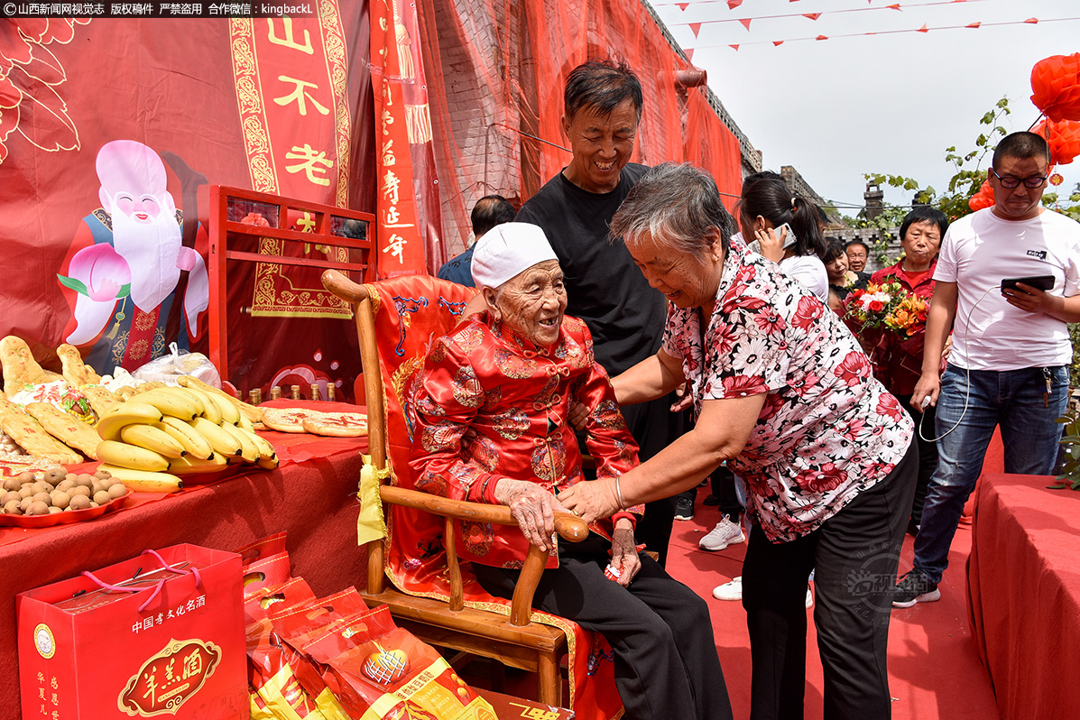      每遇亲友到家、传统节日、家人生日时，老夫人总能把日子打理的有滋有味，也在不知不觉中成了家人亲戚邻居们敬重的生活老师。如今，在她的百岁宴，家中的亲戚朋友都来到这里，为老夫人共享期颐之年。