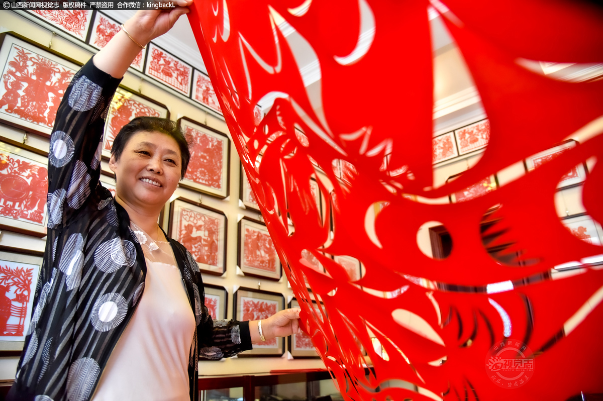      刘林翠说她爱上剪纸完全是出于兴趣，就是喜欢这项艺术，过去她剪纸都是送人的，特别是过年过节找她剪窗花，结婚出嫁找她剪喜字的人特别多，虽然都是白尽义务，但也激发她的创作热情，剪得越来越好，创作的题材也越来越宽。