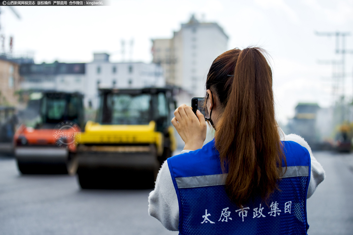      解放路进入通车“倒计时”，全线大部分路段已铺设完成最后一层路面沥青，且有部分路段完成路面划线，两侧的仿古路灯、公交站亭、交通指示牌等也陆续安装到位。太原市政的工作人员用镜头记录下一幕幕壮观的施工场景和施工者紧张忙碌的身影。