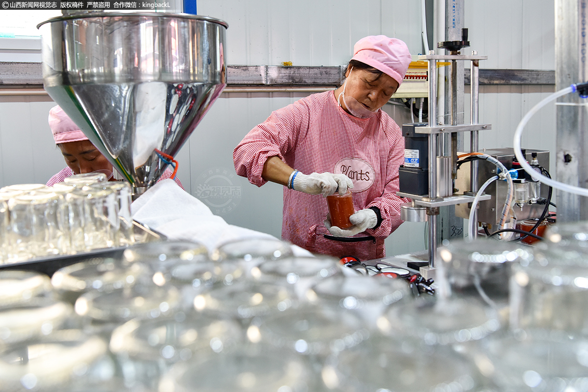      在车间就业的工人中以妇女为主，其中贫困户10人。对生产的蔬果深加工项目，不仅为村民提供在家门口就业增收的机会，也促进了全村种植、服务、运输业的发展，推动产业兴旺。 